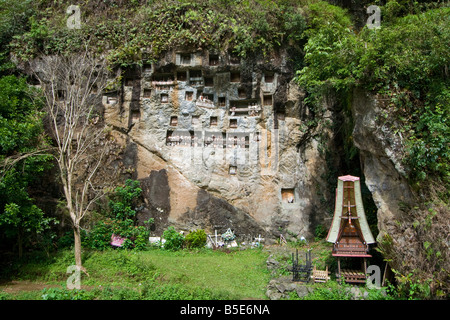 Grabbeigaben Tau Tau Bildnisse und Höhle Friedhof im Lemo in Tana Toraja auf Sulawesi in Indonesien Stockfoto