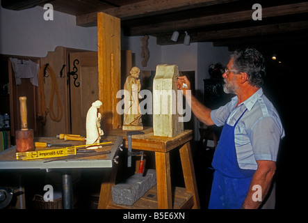 1, 1, Holzschnitzer, Holzschnitzerei, woodworker, Holzbearbeitung, Werkstatt, Pilatushaus, Pilatus's House, Oberammergau, Oberbayern, Deutschland, Europa Stockfoto