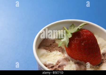 Erdbeere auf Eis und blauem Hintergrund Stockfoto