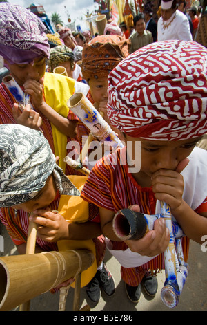 Kinder spielen traditionelle Musikinstrumente am Nationalfeiertag Festival in Rantepao auf Sulawesi in Indonesien Stockfoto