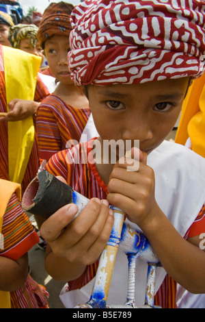 Kinder spielen traditionelle Musikinstrumente am Nationalfeiertag Festival in Rantepao auf Sulawesi in Indonesien Stockfoto