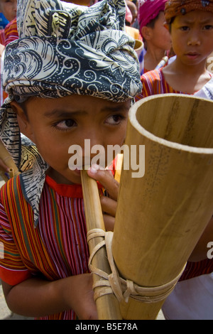 Kinder spielen traditionelle Musikinstrumente am Nationalfeiertag Festival in Rantepao auf Sulawesi in Indonesien Stockfoto