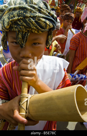 Kinder spielen traditionelle Musikinstrumente am Nationalfeiertag Festival in Rantepao auf Sulawesi in Indonesien Stockfoto