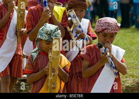 Kinder spielen traditionelle Musikinstrumente am Nationalfeiertag Festival in Rantepao auf Sulawesi in Indonesien Stockfoto