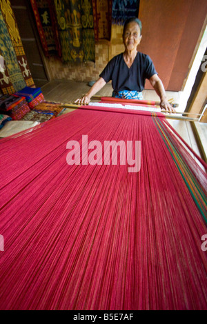 Ikat weben in Sadan Dorf in Tana Toraja auf Sulawesi in Indonesien Stockfoto