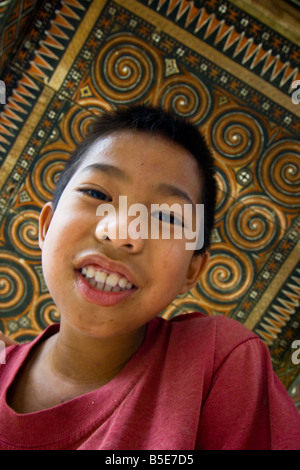 Junge in einem traditionellen Tongkonan Haus in Tana Toraja auf Sulawesi in Indonesien Stockfoto