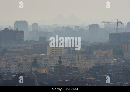 Pyramiden hinter Stadtbild in Kairo Ägypten Stockfoto