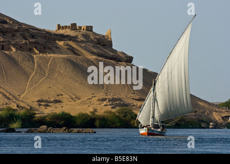 Feluke Segelboot auf dem Nil vor Gharbi Assuan oder West Assuan Ägypten Stockfoto