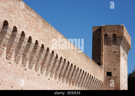 die 14. Jahrhundert historischen Mauern von der schönen Hilltown von Jesi in Le Marche, Italien sind auf römischen Fundamenten erbaut. Stockfoto