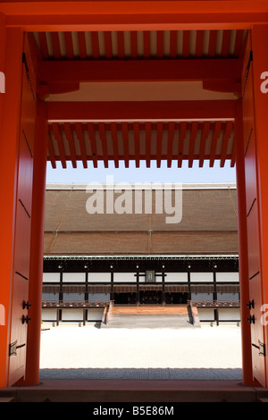 Blick durch das Jomeimon Tor zum Shishinden am Kaiserpalast Kyoto in Japan. Stockfoto