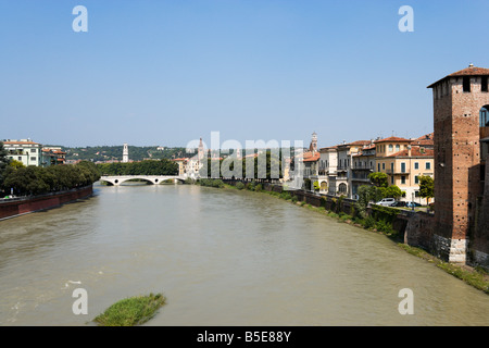 Blick auf den Fluss Adige und die Skyline der Stadt von der Ponte Scaligero mit dem Castelvecchio auf der rechten Seite, Verona, Italien Stockfoto