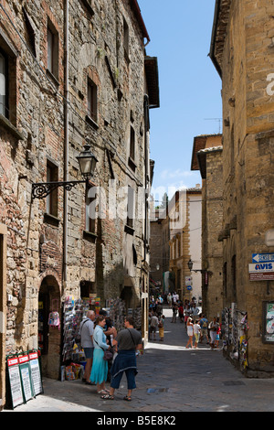 Typische Straße und Geschäfte in der Hügelstadt Volterra, Toskana, Italien Stockfoto