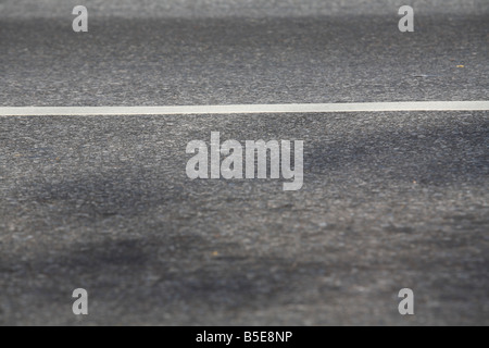 Fahrbahn und weiße Linie (Muster) Stockfoto