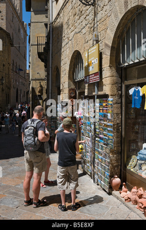 Typische Straße und Geschäft in der Hügelstadt Volterra, Toskana, Italien Stockfoto