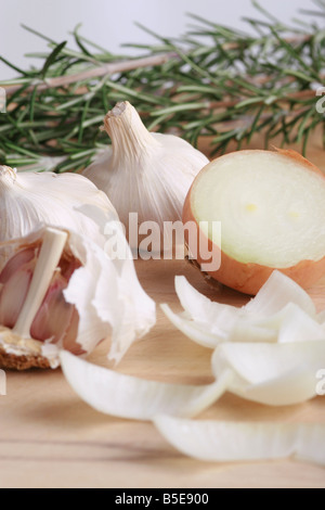 Zwiebeln, Knoblauch und Rosmarin Stockfoto