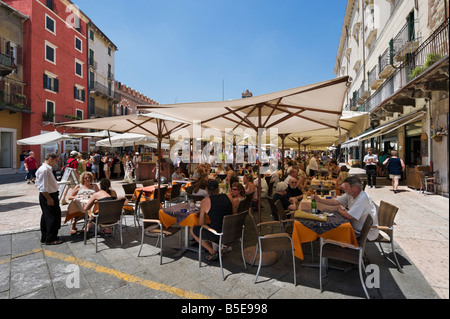 Straßencafé im Piazza Delle Erbe, Verona, Veneto, Italien Stockfoto