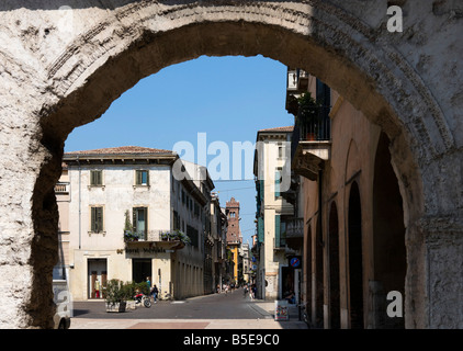 Throught das alte römische Tor Porta dei Borsari mit Torre del Gardello in der Ferne, Corso Porta, Verona, taly anzeigen Stockfoto