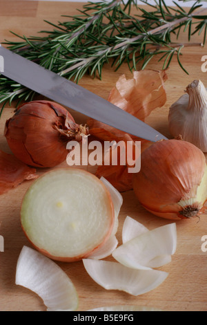 Zwiebeln, Knoblauch und Rosmarin Stockfoto