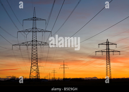 Deutschland, Bayern, Pylonen bei Sonnenuntergang Stockfoto