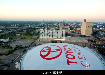 Das Dach der Toyota Center Basketball und Eis Arena bei Sonnenaufgang Blick nach Westen über Downtown Houston Stockfoto