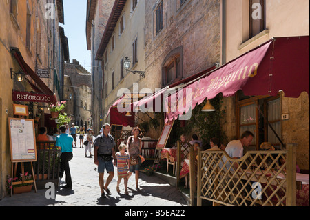 Cafe in einer Seitenstraße in der Altstadt, Volterra, Toskana, Italien Stockfoto