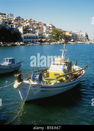 Angelboote/Fischerboote im Hafen, Skopelos-Stadt auf der griechischen Insel Skopelos, Sporaden, Griechenland Stockfoto