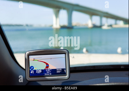 GPS-Satelliten-Navigationssystem auf der Windschutzscheibe eines Autos in Clearwater, Florida, USA Stockfoto