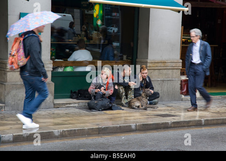 Landstreicher, schnorren vor einem Café in barcelona Stockfoto