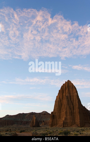 Sonnenaufgang am Tempel der Sonne und kleinere Tempel des Mondes im Cathedral Valley, Capitol Reef National Park, Utah, USA Stockfoto