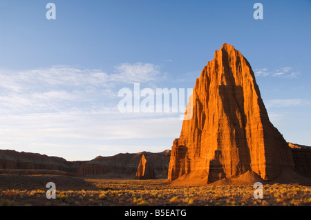 Sonnenaufgang am Tempel der Sonne und kleinere Tempel des Mondes im Cathedral Valley, Capitol Reef National Park, Utah, USA Stockfoto