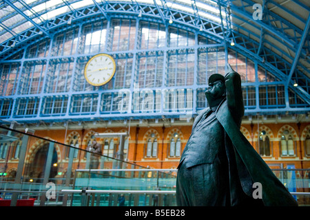 London St Pancras Bahnhof Train Station, Statue von der Dichterfürst, Sir John Betjeman, 1906 bis 1984 mit Uhr Stockfoto