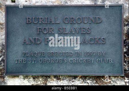 Gedenktafel für die Beerdigung Boden für Sklaven und freien schwarzen St George Parish, in St. Peters Church Friedhof, Bermuda Stockfoto