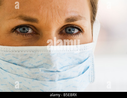 Nahaufnahme des weiblichen Arzt mit Maske auf Stockfoto