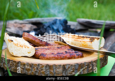 Grill, Würstchen mit baguette Stockfoto