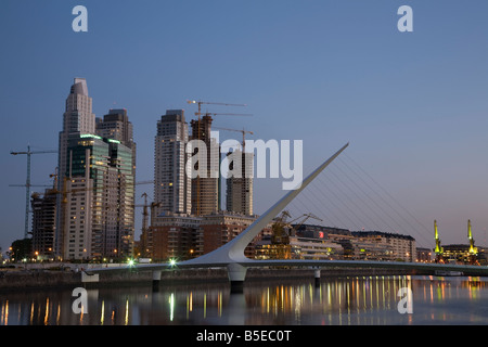 Puente De La Mujer und die Docks bei Nacht, in Puerto Madero, Buenos Aires Stockfoto