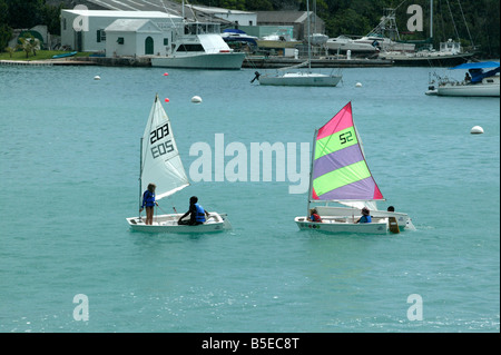 Kinder-Jolle Segeln in ein plötzlicher Regenschauer im Hafen von St. George, St. George, Bermuda Stockfoto