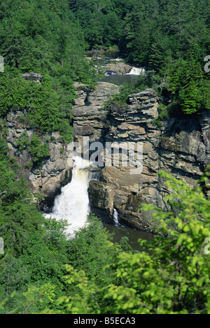 Luftaufnahme über Linville Fälle auf dem Linville River in der Nähe von Blue Ridge Parkway, Appalachen, North Carolina, USA Stockfoto