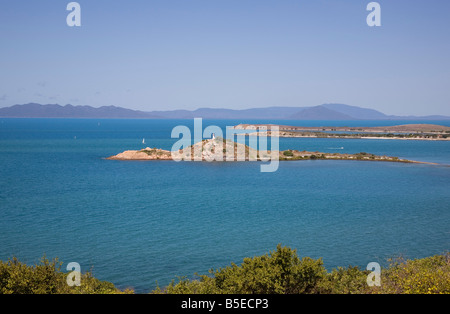 AUSTRALIEN QUEENSLAND BOWEN BLICK VON FLAGSTAFF HILL ZEIGT NORTH HEAD REEF LEUCHTTURM Stockfoto