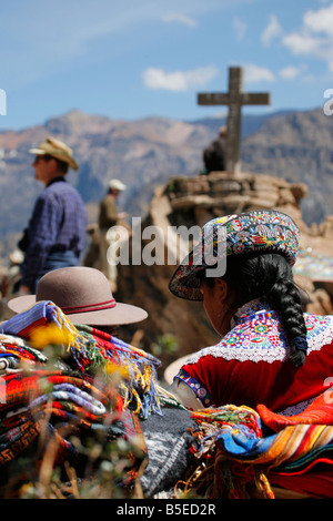 Lokalen Verkäuferin in Peru von Cruz del Condor in den Colca Canyon Stockfoto