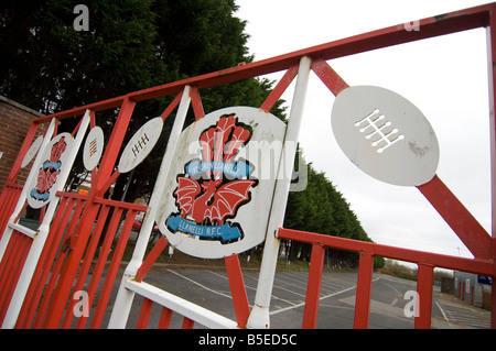 Die Tore des Stradey Park Rugby in Llanelli, dem ehemaligen Gelände der Llanelli RFC und The Scarlets gemahlen. Stockfoto