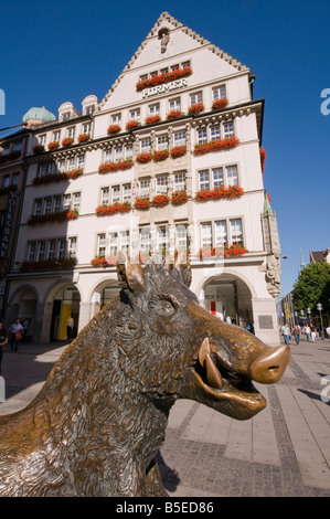 Bronzestatue des Wildschweins am Eingang der Jagd- und Fischerei Museum München Bayern Deutschland Stockfoto