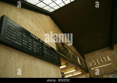 Zugauskunft, dass Vorstand und Ausfahrt in den Bahnhof Santa Maria Novella, Florenz, Italien anmelden. Stockfoto