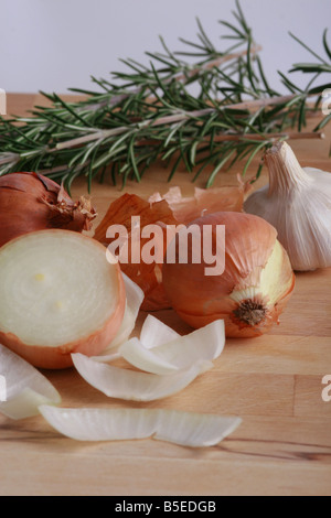 Zwiebeln, Knoblauch und Rosmarin Stockfoto