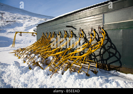 Sessellift Stühle entfernt für Service & Wartung, Glenshee Skigebiet im Winter Schnee, Cairngorms oder Cairngorm National Park, Braemar, Aberdeenshire Stockfoto