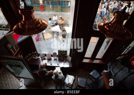 Männer trinken in das Gasthaus Lamm ein altes traditionelles englisches Pub in Leadenhall Market in der City of London Stockfoto