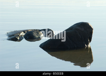Steinen im Wasser reflektiert, Koster, Schweden Stockfoto