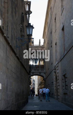 Menschen in einer Straße im Barri Gotic gotischen Viertel Barcelona Katalonien Spanien Stockfoto