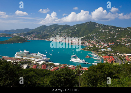 Blick über Charlotte Amalie und die Kreuzfahrt Schiff Dock der Havensight, St. Thomas, Amerikanische Jungferninseln, Leeward-Inseln, Karibik Stockfoto