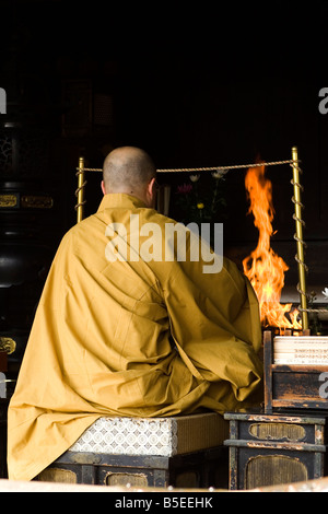 Ein buddhistischer Priester führt eine Zeremonie am Toji Tempel in Kyoto, Japan. Stockfoto