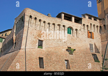 die 14. Jahrhundert historischen Mauern von der schönen Hilltown von Jesi in Le Marche, Italien sind auf römischen Fundamenten erbaut. Stockfoto